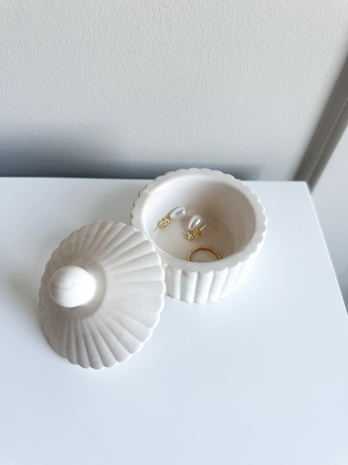 Fluted Pinch Bowl with Lid