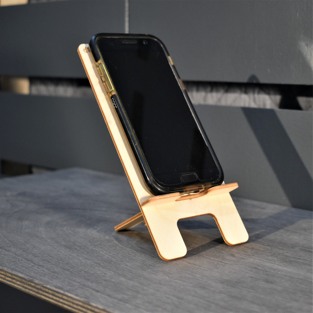 Support en bois pour cellulaire le “D-Poser”